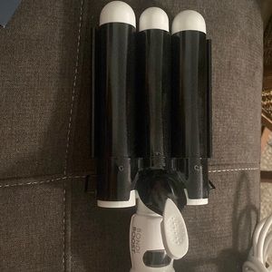 BONDI BOOST wave wand only used twice. Minor burn in picture shown.